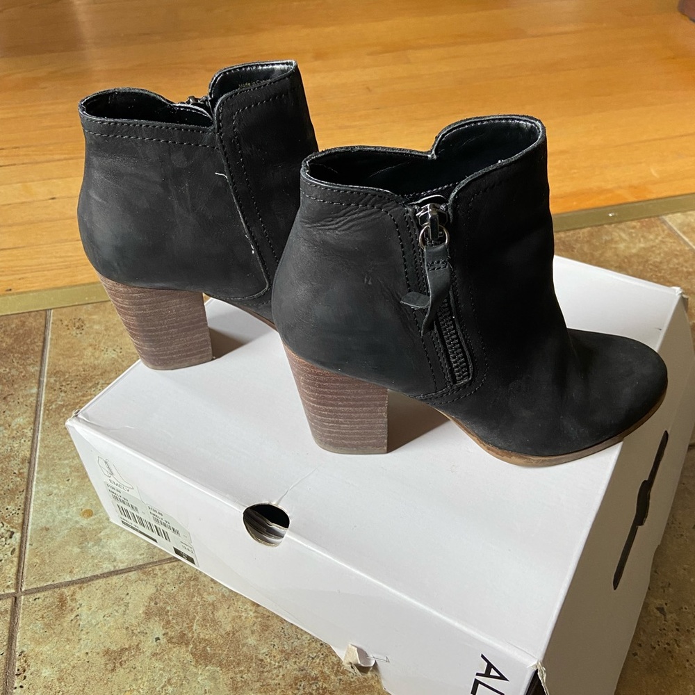 Black heeled bootie